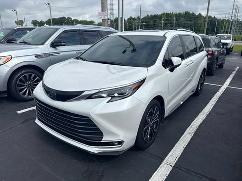 Used 2025 Toyota Sienna Platinum FWD image 1