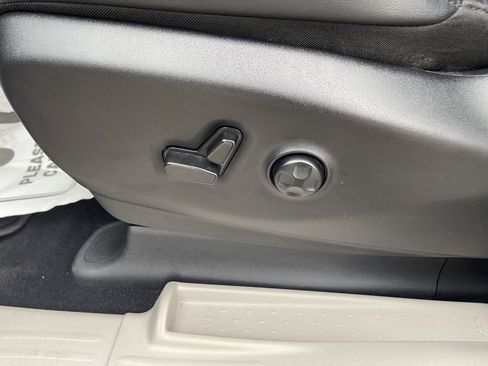 Used 2024 Chrysler Pacifica Touring-L image 51