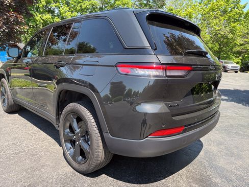 Certified 2024 Jeep Grand Cherokee Limited w/ Luxury Tech Group II AWD/4WD image 6
