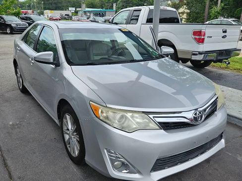 Used 2012 Toyota Camry XLE w/ Leather Pkg FWD image 5