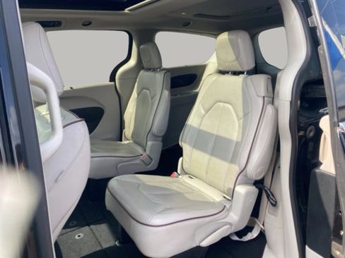 Used 2020 Chrysler Pacifica Limited image 28