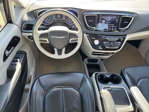 Used 2020 Chrysler Pacifica Limited image 21