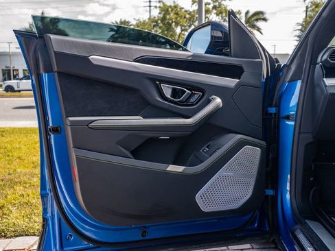 Used 2022 Lamborghini Urus image 16