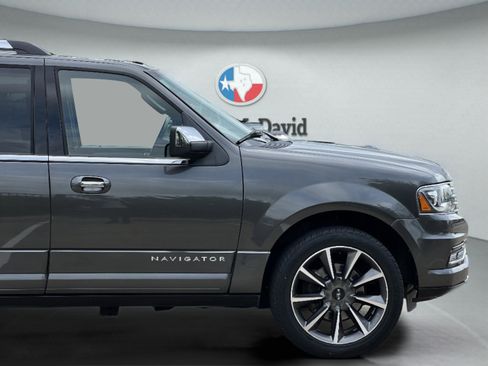 Used 2016 Lincoln Navigator Reserve RWD image 12