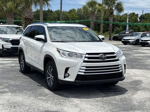Used 2019 Toyota Highlander XLE AWD/4WD image 3