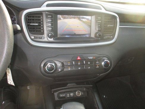 Used 2019 Kia Sorento L image 16
