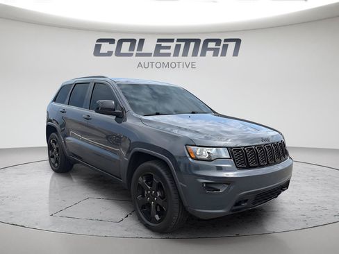 Used 2018 Jeep Grand Cherokee Laredo AWD/4WD image 3