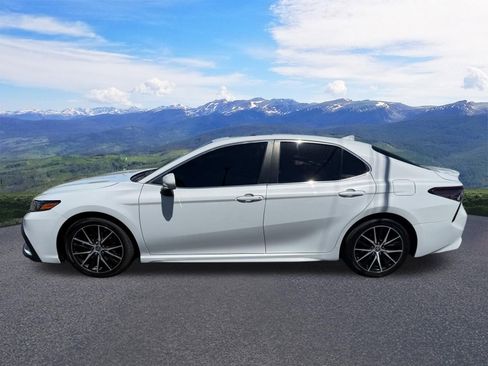 Used 2022 Toyota Camry SE w/ Cold Weather Package FWD image 2