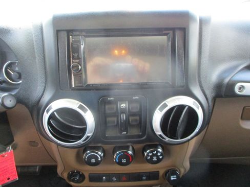 Used 2014 Jeep Wrangler Unlimited Rubicon w/ Max Tow Package AWD/4WD image 10