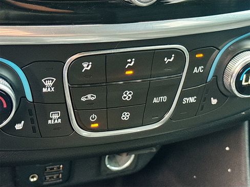 Used 2022 Chevrolet Traverse RS image 21