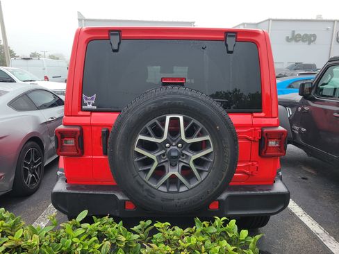 Used 2024 Jeep Wrangler Sahara image 5