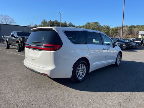 Used 2023 Chrysler Pacifica Touring-L image 5