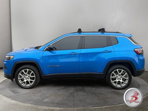 Used 2022 Jeep Compass Latitude w/ Sun and Sound Group AWD/4WD image 4