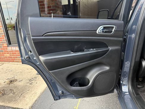 Used 2018 Jeep Grand Cherokee Altitude AWD/4WD image 19