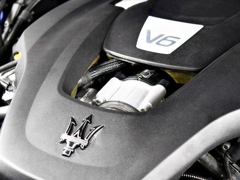 Used 2021 Maserati Levante image 25