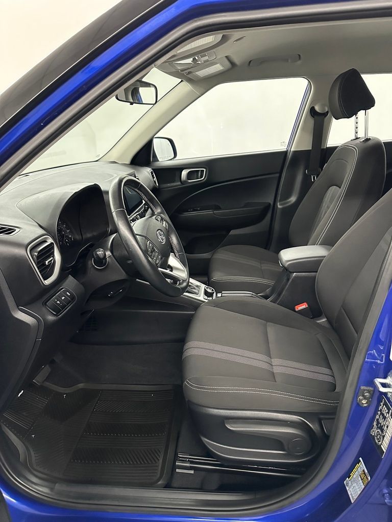 Used 2022 Hyundai Venue FWD image 11