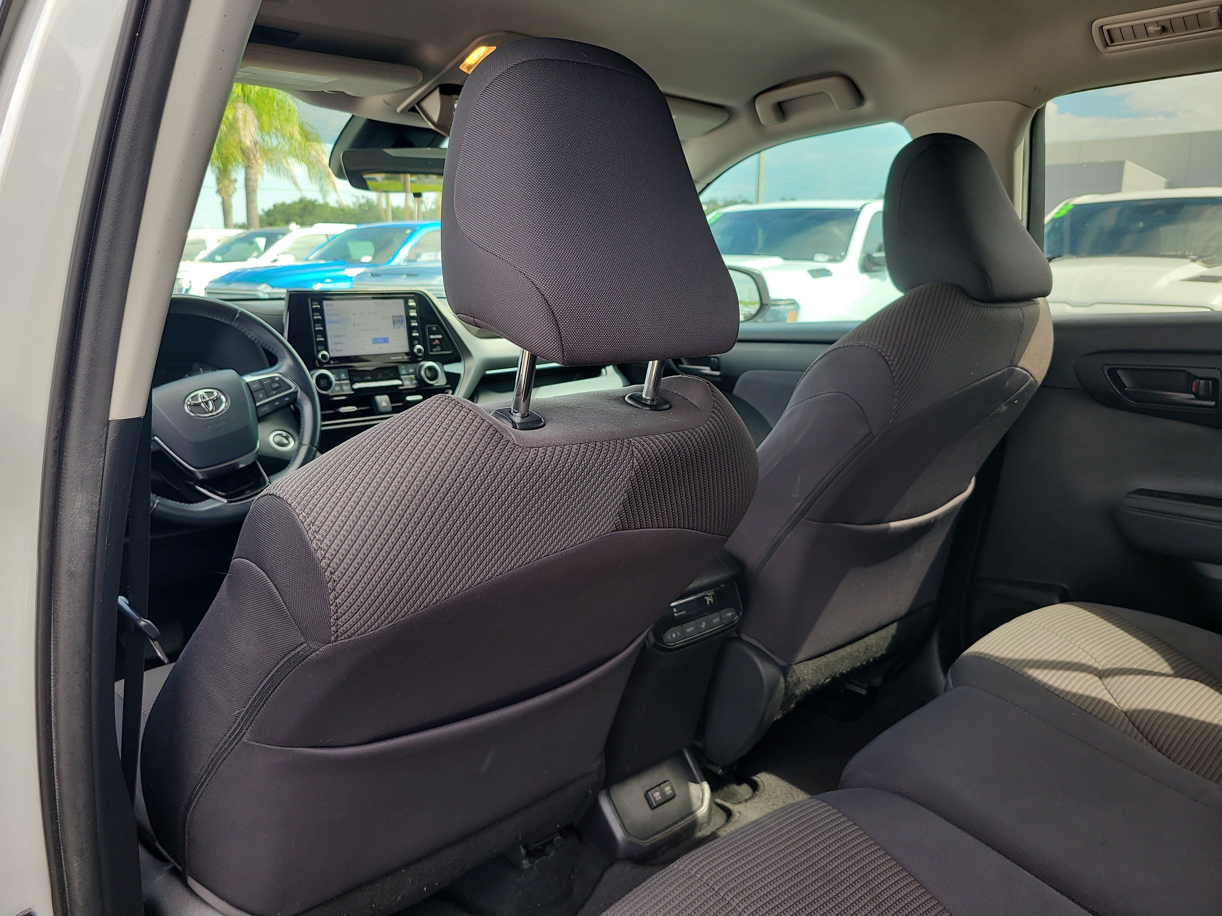 Used 2021 Toyota Highlander LE FWD image 12