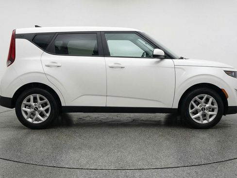 Used 2025 Kia Soul LX w/ LX Technology Package FWD image 11