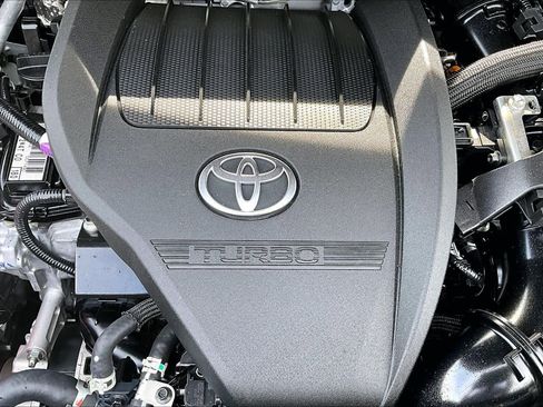 Used 2023 Toyota Highlander XLE image 32