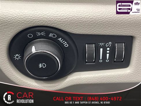 Used 2023 Chrysler Pacifica Touring-L FWD image 34