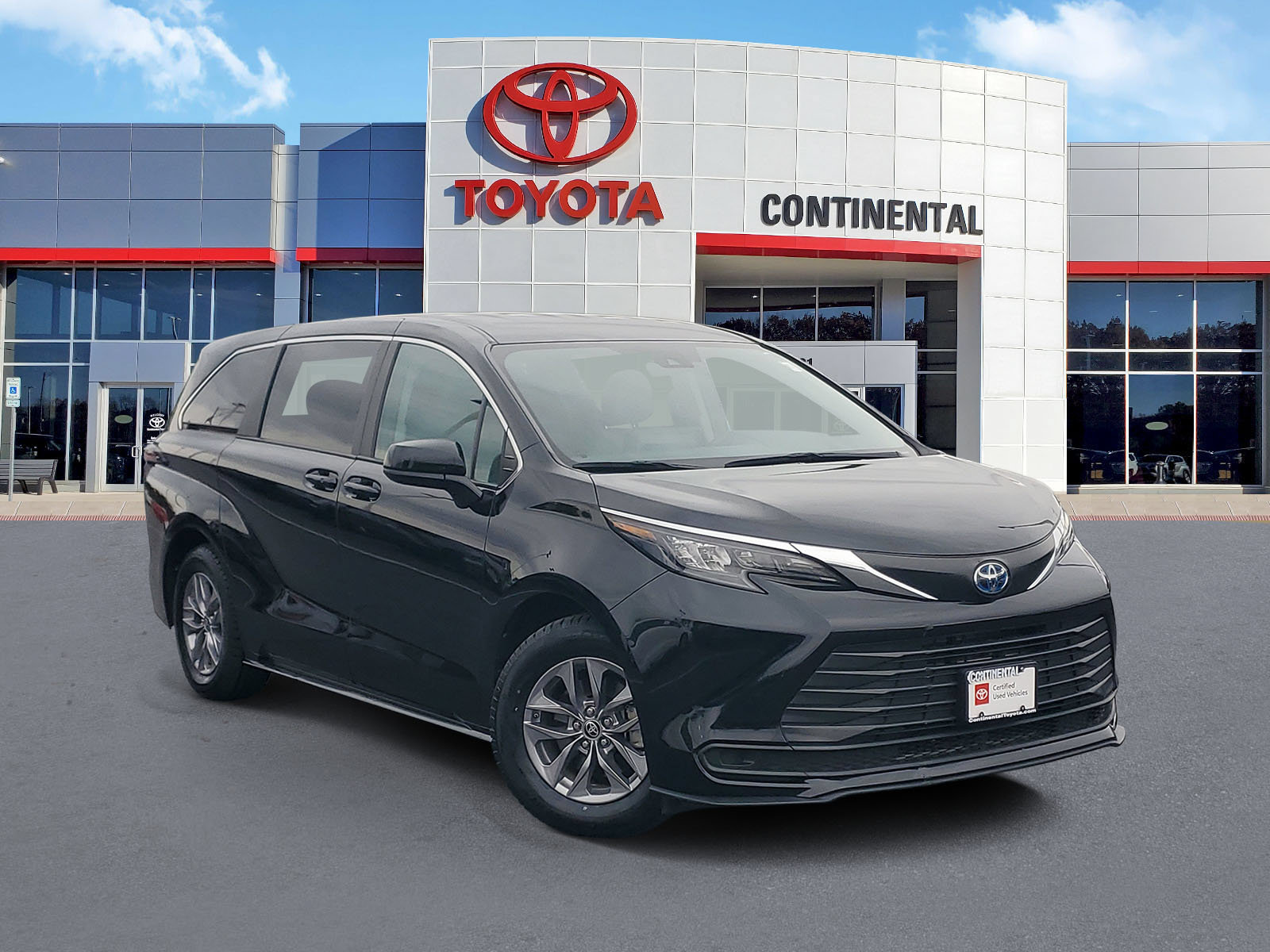 Certified 2024 Toyota Sienna LE FWD image 2