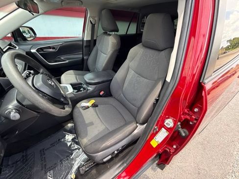 Used 2021 Toyota RAV4 XLE w/ Convenience Package FWD image 4