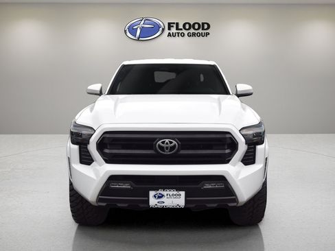 Used 2025 Toyota Tacoma SR5 AWD/4WD image 2