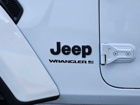 Used 2025 Jeep Wrangler Unlimited Sahara AWD/4WD image 31
