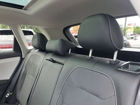 Used 2025 Volkswagen Taos SE w/ Panoramic Sunroof Package AWD/4WD image 9