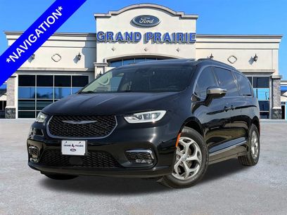 Used 2023 Chrysler Pacifica Limited w/ Uconnect Theater Family Group