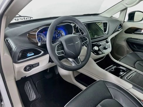 Used 2024 Chrysler Pacifica Limited FWD image 10