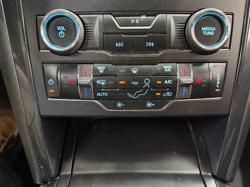 Used 2018 Ford Explorer XLT w/ Equipment Group 202A FWD image 30