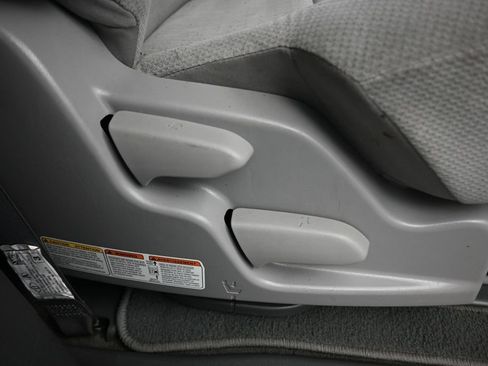 Used 2018 Toyota Sienna LE w/ Carpet Mat Package FWD image 41