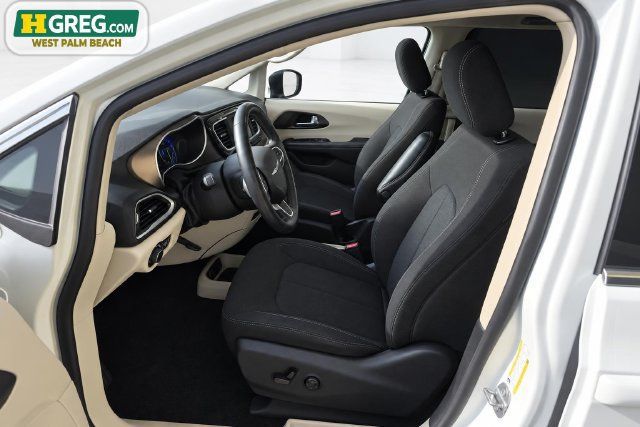 Used 2022 Chrysler Voyager LX FWD image 10