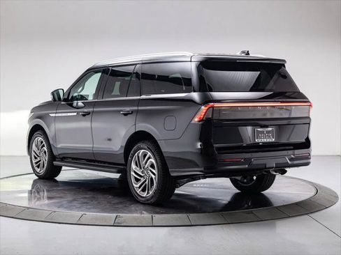 New 2027 Lincoln Navigator Premiere RWD image 3