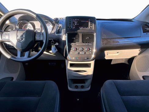 Used 2018 Dodge Grand Caravan SE w/ UConnect Hands-Free Group image 13