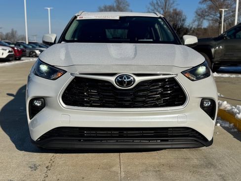 Used 2025 Toyota Highlander XLE image 2