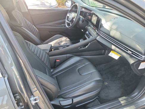 Certified 2025 Hyundai Elantra Limited FWD image 22