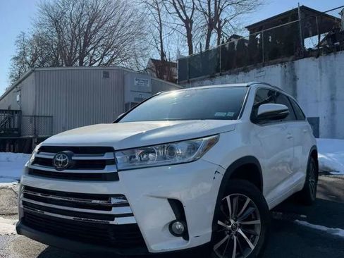 Used 2018 Toyota Highlander XLE image 3