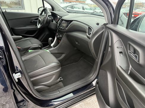 Used 2021 Chevrolet Trax LT w/ LT Convenience Package image 11