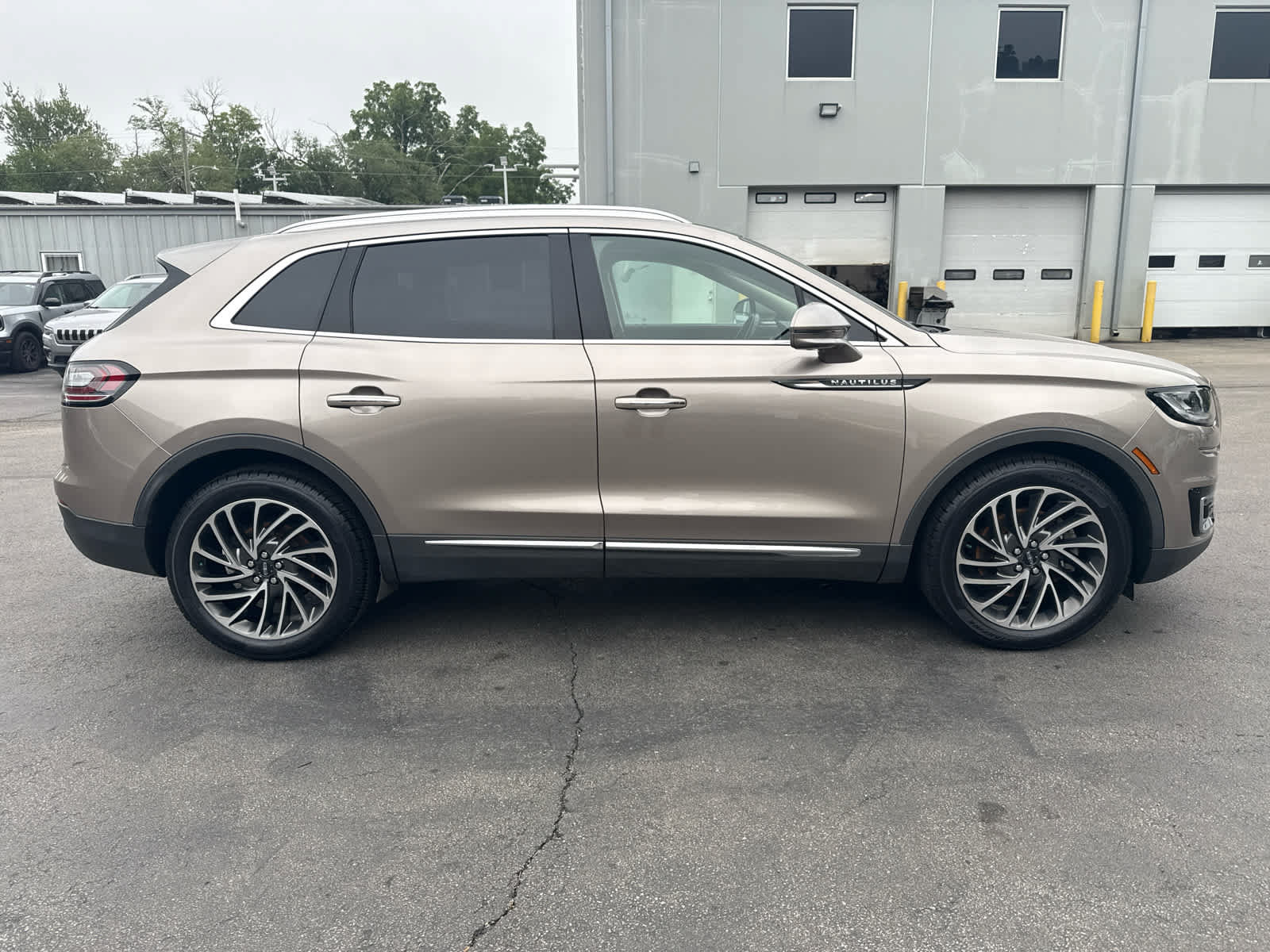 Used 2020 Lincoln Nautilus Reserve AWD/4WD image 2