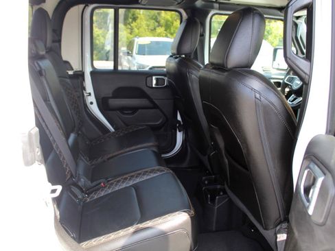 Used 2023 Jeep Gladiator Overland AWD/4WD image 12