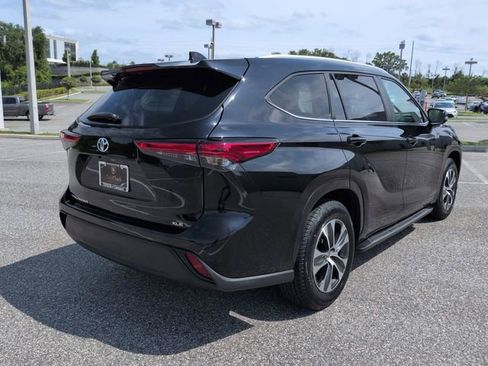Used 2023 Toyota Highlander XLE FWD image 4
