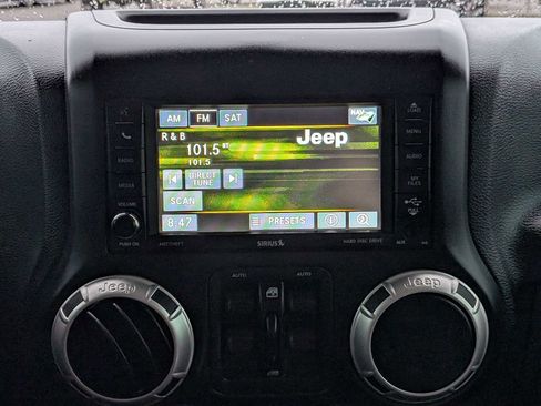 Used 2017 Jeep Wrangler Unlimited Sahara w/ Connectivity Group image 28