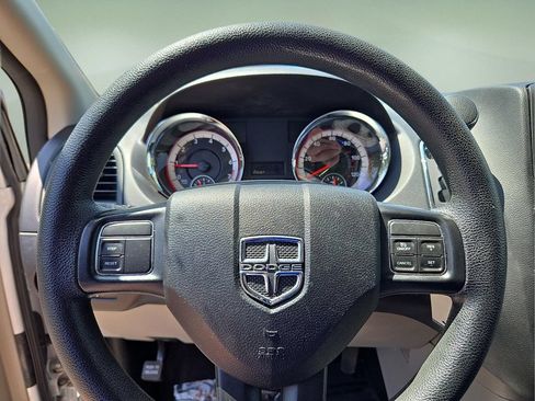 Used 2019 Dodge Grand Caravan SE FWD image 16