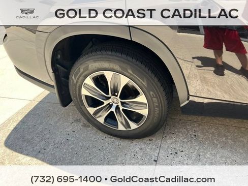 Used 2021 Toyota Highlander XLE AWD/4WD image 6