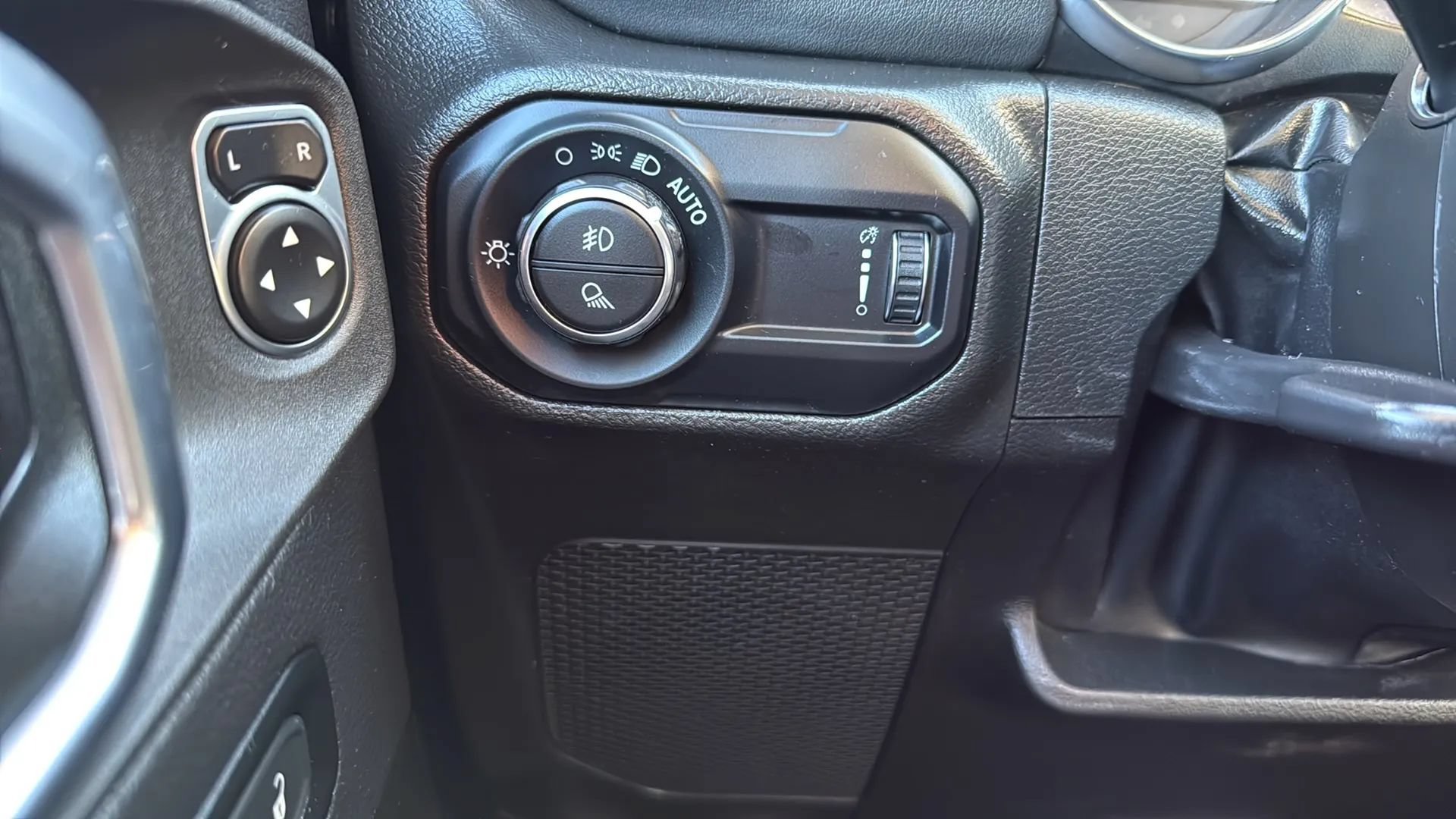 Used 2023 Jeep Gladiator Overland w/ LED Lighting Group AWD/4WD image 37