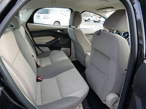 Used 2013 Ford Focus SE w/ SE Winter Pkg image 9