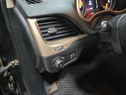 Used 2018 Jeep Cherokee Latitude w/ Cold Weather Group image 10