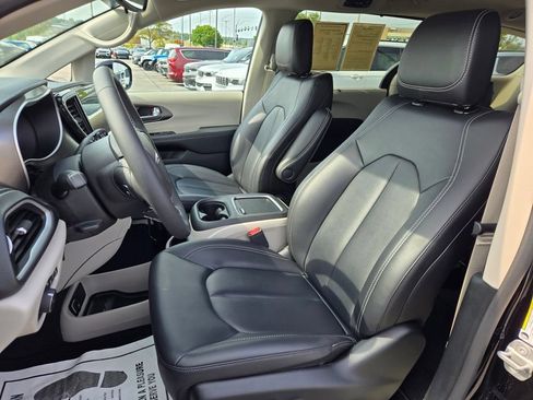 Used 2024 Chrysler Pacifica Touring-L AWD/4WD image 16